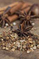 especiarias, deitado sobre uma superfície de madeira closeup foto