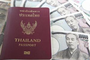 passaporte da tailândia e dinheiro em ienes japoneses foto