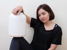 mulher esportiva com proteína de soro de leite foto