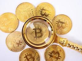 lupa bitcoin dourada em um fundo desfocado de moedas foto