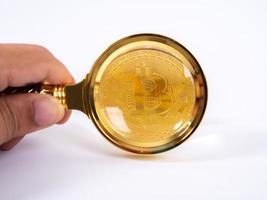 lupa bitcoin dourada em um fundo desfocado de moedas foto
