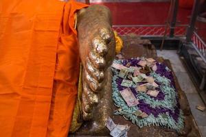 estátua de ouro de Buda reclinada foto