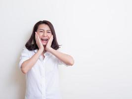 retrato de jovem mulher asiática em pé e sorrindo foto