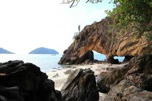 arco de pedra natural na ilha de ko khai foto