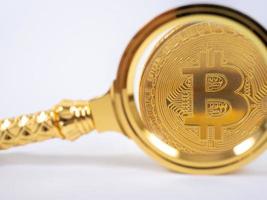 lupa bitcoin dourada em um fundo desfocado de moedas foto