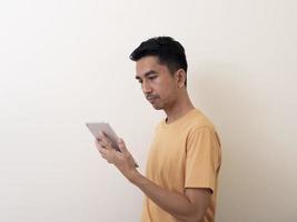 jovem segurando tablet digital contra fundo branco foto