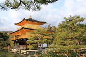 templo kinkakuji o pavilhão dourado foto