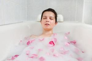 mulher relaxante na banheira