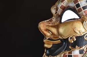 máscara veneziana em um fundo escuro foto