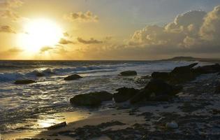 deslumbrante paisagem marinha ao amanhecer na costa de aruba foto