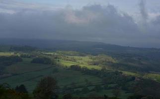 nuvens escuras pairando sobre um vale no norte da Inglaterra foto
