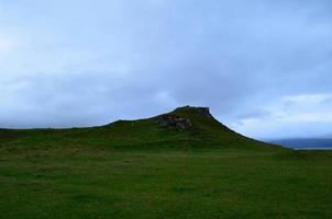 exuberante grama verde grossa em uma colina na Escócia foto