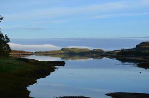 bela paisagem escocesa com um rio fluindo foto