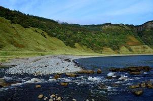 falésias e lago na baía de bearreraig foto