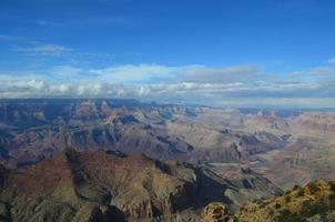 céu azul sobre o grand canyon no arizona foto