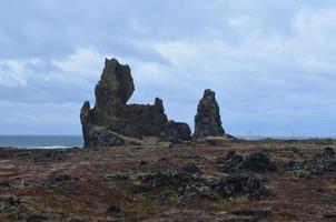 londrangar grande formação rochosa ao longo das falésias da islândia foto
