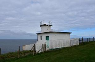 estação da guarda costeira empoleirada nas falésias acima do mar irlandês foto