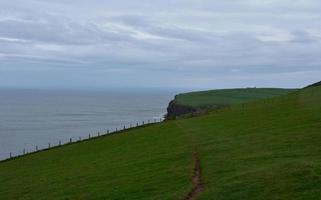 caminhada costeira ao longo das falésias do mar de st bees foto