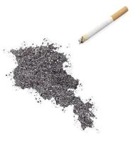 cinzas em forma de armênia e um cigarro. (série)