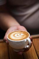 jovem encantadora desfrutando aroma café no café