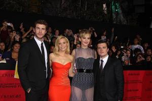 los angeles, 18 de novembro - liam hemsworth, elizabeth banks, jennifer lawrence, josh hutcherson na estreia de jogos da fome - pegando fogo no nokia theater em 18 de novembro de 2013 em los angeles, ca foto