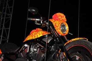 los angeles, 21 de outubro, nave estelar cósmica harley-davidson 1 milhão, motocicleta na vitrine da harley davidson - revelação da harley cósmica pelo artista jack armstrong em 21 de outubro de 2010 em marina del rey, ca foto