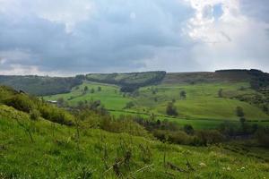 estrada sinuosa pelos vales no norte da inglaterra foto