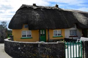 chalés com telhado de palha em adare irlanda foto