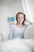 jovem mulher ouvindo música em um tablet digital foto