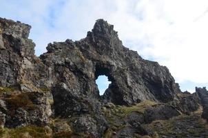 formação rochosa em arco na península rural de snaefellsnes foto