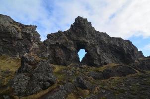 incrível formação rochosa com uma porta natural foto