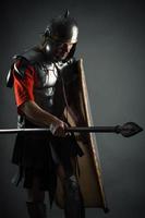 bravo guerreiro de armadura com um escudo e uma lança