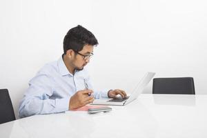 jovem empresário usando laptop no escritório