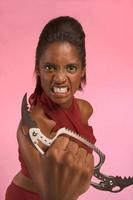 mulher étnica louca ameaça usando a faca da junta de bronze foto