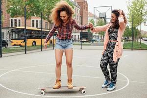 mulher aprendendo a andar de skate foto