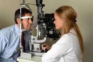 oftalmologista jovem com seu paciente foto