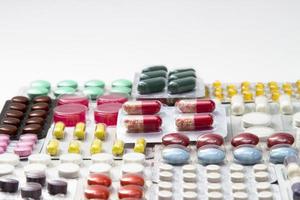 comprimidos, cápsulas e vitaminas em blisters coloridos foto