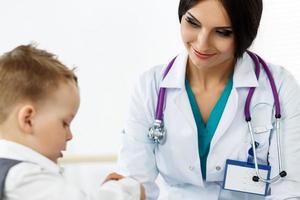 pediatria se comunicando com o paciente foto