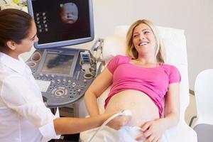 mulher grávida com ultra-sonografia 4d foto