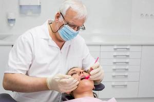 dentista examina um paciente