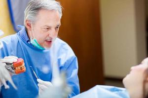 dentista explicando um tratamento ao paciente foto