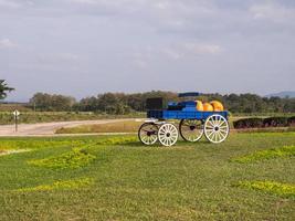 carroça colorida na fazenda foto