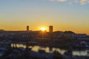 uma paisagem urbana ao amanhecer com os raios do sol. vladivostok, rússia foto