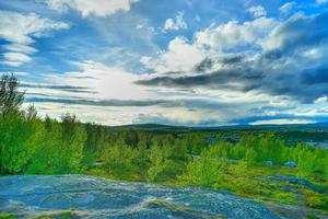 paisagem natural com tundra perto de murmansk, rússia foto