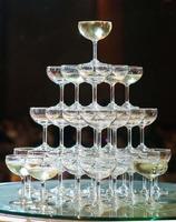 torre de vidro de champanhe para comemorar na festa do evento foto