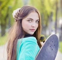 adolescente com skate foto