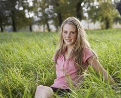 adolescente sentado no campo