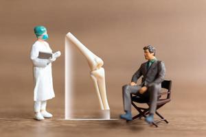 pacientes em miniatura são discutidos por um médico ortopedista foto