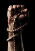 mão masculina com corda. agressão concepção foto