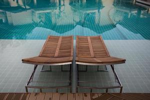 design de interiores de piscina ao ar livre foto
